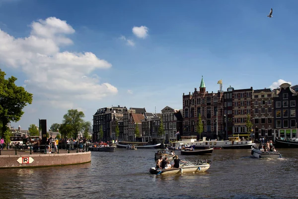 Zicht Mensen Paardrijden Open Boten Amstel Rivier Doen Kanaal Cruise — Stockfoto