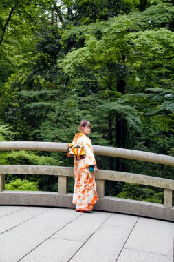 TOKYO - Mayıs 2016: Geleneksel Japon kıyafeti giyen genç kadın 28 Mayıs 2016 