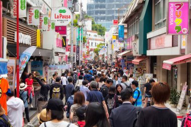 TOKYO - Mayıs 2016: Ünlü Takeshita Caddesi 28 Mayıs 2016