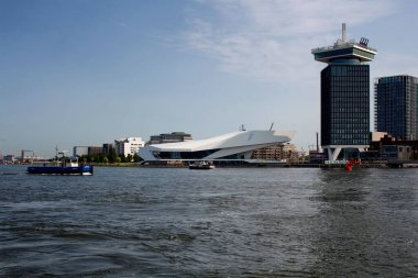 Vapur geçişi, Göz Film Müzesi, burası Hollanda ve A 'dam Gözcü binaları ve Amsterdam' ın kuzeyinde bir kanal. Güneşli bir yaz günü..