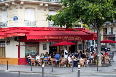 Paris 'teki bir Fransız manastırında öğle yemeği yiyorlar.