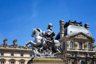 Louvre Müzesi 'nin avlusunda Kral 14. Louis' in heykeli. Gian Lorenzo Bernini yapımı.