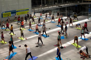İnsanlar Paris 'teki Les Halles istasyonunda ve alışveriş merkezinde yoga yapıyor.