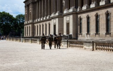 Görüntü Paris 'te olağanüstü hal önlemlerini gösteriyor. Fransız ordusu askerleri Louvre Müzesi 'nde devriye geziyor.