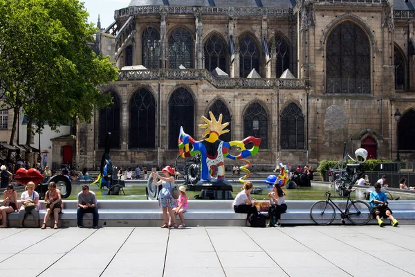 Nsanlar Stravinsky Çeşmesinin Etrafında Oturur Paris Güneşli Gününün Tadını Çıkarırlar — Stok fotoğraf