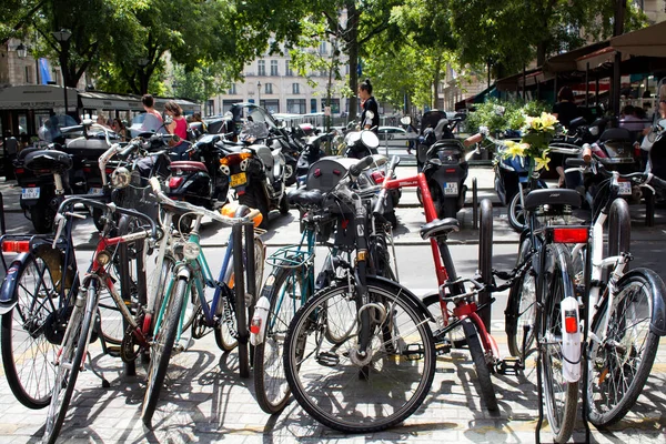 Велосипеды Мотоциклы Припаркованы Одной Улиц Парижа Районе Марэ Люди Ходят — стоковое фото