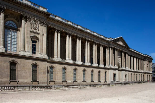 パリの晴れた日にルーブル美術館の建物の眺め それは世界最大のものです — ストック写真