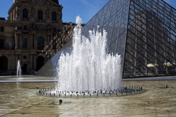 Vodní Fontána Slavné Skleněné Pyramidy Nádvoří Muzea Louvre — Stock fotografie