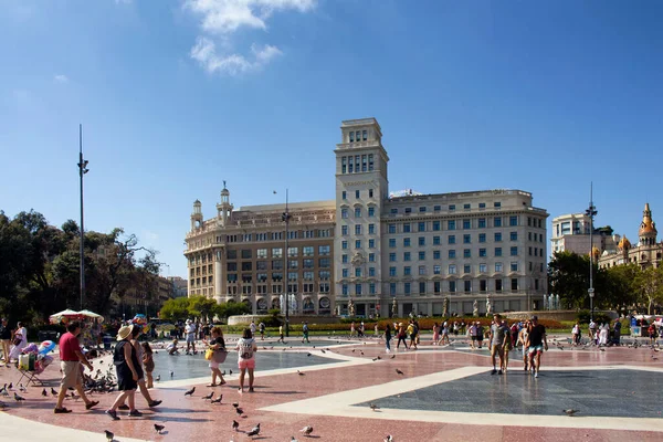 Vista Gente Caminando Famosa Plaza Ciudad Llamada Placa Catalunya Barcelona — Foto de Stock