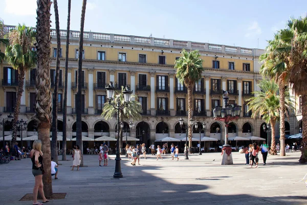Blick Auf Menschen Die Einem Berühmten Stadtplatz Namens Placa Reial — Stockfoto