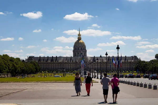 パリの通りを歩く人々の眺め Les Invalides の建物が見えます 晴れた夏の日です — ストック写真