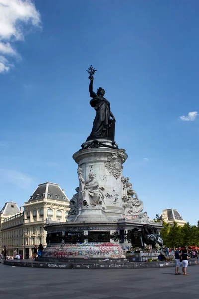 Vista Estátua Andre Tollet Praça República Paris Pessoas Andam Por — Fotografia de Stock