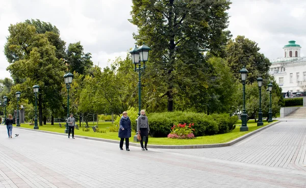 Vista Gente Caminando Jardín Alexandrovsky Moscú Parque Con Césped Flores — Foto de Stock
