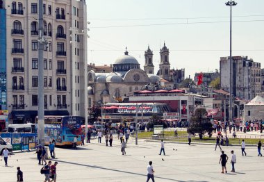 İstanbul 'un Avrupa kesiminde yer alan Taksim Meydanı büyük bir turizm ve tatil beldesi. Birçok kişi ve Hagia Triada - Ayia Triada (Yunan Ortodoks Kilisesi).