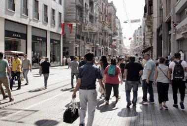 Beyoğlu İstanbul 'da Istiklal Caddesi' nde yerli halk ve turistler yürüyor. Kültür ve eğlence merkezi olarak eski şehrin en önemli caddesidir. Dükkanlar, restoranlar, barlar ve kafelerle dolu.