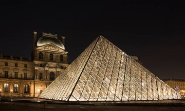 Louvre Müzesi 'ndeki cam piramidin gece görüşü (Muse du Louvre). 