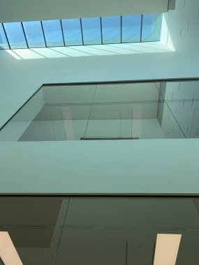 İstanbul 'da yeni açılan çağdaş sanat müzesinin iç görünümü.