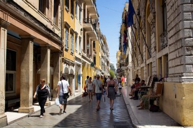 Korfu 'daki (Kerkyra) alışveriş caddesindeki insanların görüntüsü.