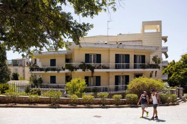 Korfu 'da yürüyen iki erkeğin görüntüsü (Kerkyra). 