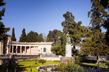 Korfu (Kerkyra) adasındaki Asya Sanatları Müzesi 'nin önündeki heykel görüntüsü. Çin, Japon ve Hint sanat eserlerinden oluşan geniş bir koleksiyonla görkemli bir saray müzeye dönüştü..