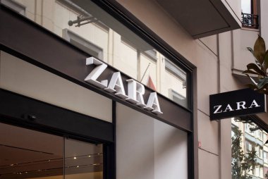 Nisantasi / İstanbul 'daki ünlü, uluslararası moda mağazaları zinciri popüler bir alışveriş ve yerleşim yeridir..