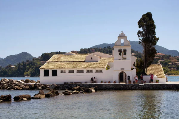 Vista Del Emblemático Monasterio Vlacherna Isla Corfú Kerkyra Turistas Paisaje — Foto de Stock
