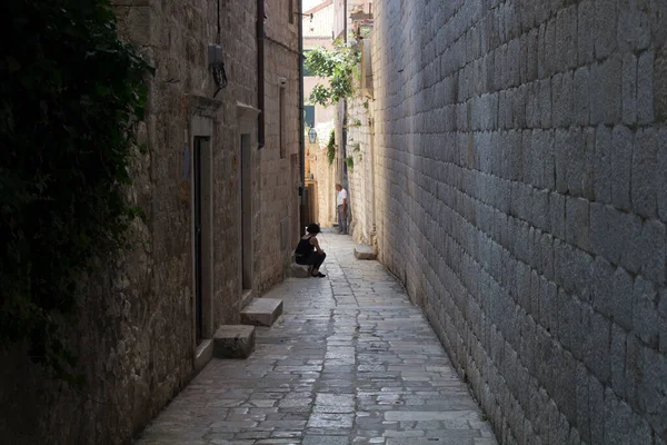 Woman Sits Man Stand Street Dubrovnik Old Town — Stock Photo, Image