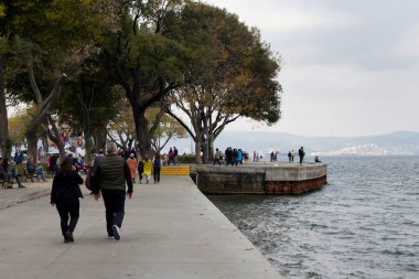İstanbul 'da İstanbul Boğazı' ndan insanlar geçiyor.