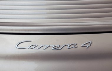 Lüks arabanın arkasını kapat..