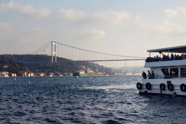 İstanbul 'da feribot, kargo gemisi ve FSM köprüsünün görüntüsü.