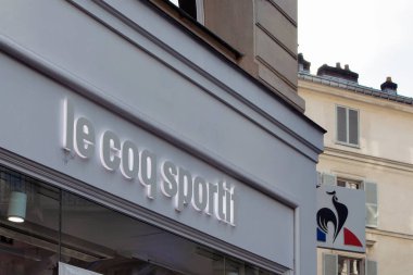 Paris 'in Saint-Germain bölgesindeki Fransız spor giyim markasının imzası.. 