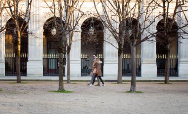 Paris 'te insanlar Le Palais Royal' in önünde yürüyor..