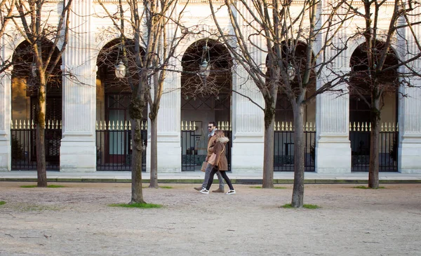 Люди Ходят Перед Palais Royal Париже — стоковое фото