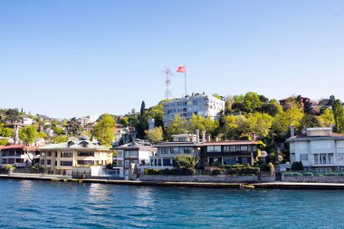 İstanbul 'un Asya yakasında tekne turundan bir mahalle manzarası