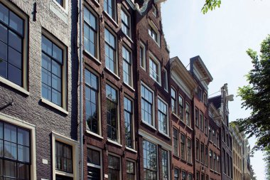Amsterdam 'da Hollanda mimari tarzını gösteren tarihi, geleneksel ve tipik binaların manzarası. Güneşli bir yaz günü..
