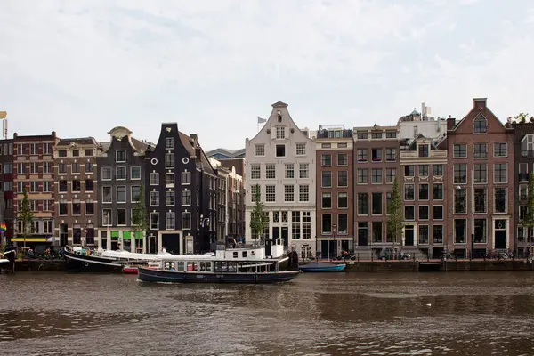 Vue Bateau Passant Sur Rivière Amstel Bateaux Garés Bâtiments Historiques — Photo