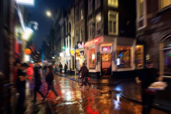 Imagen Borrosa Del Movimiento Gente Caminando Por Calle Warmoesstraat Ámsterdam —  Fotos de Stock