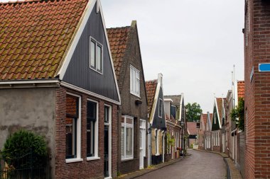 Edam 'daki tarihi, geleneksel ve tipik evlerin manzarası. Hollanda 'nın kuzeybatısındaki Kuzey Hollanda eyaletinde yarı sert peynirleriyle ünlü bir kasabadır..