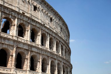 Eski Roma şehrinde gökyüzü arka planına sahip Colesseum 'un alt manzarası