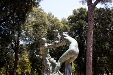 Roma 'daki Villa Borghese bahçesinde heykel