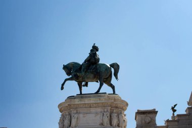 İkinci Victor Emmanuel 'in anıtı, Roma' daki Anavatan Sunağı 'nın önünde mavi gökyüzü arka planıyla.
