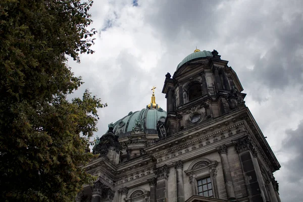 Vista Inferior Berliner Dom Con Cielo Nublado Fondo Berlín Majestuosa — Foto de Stock