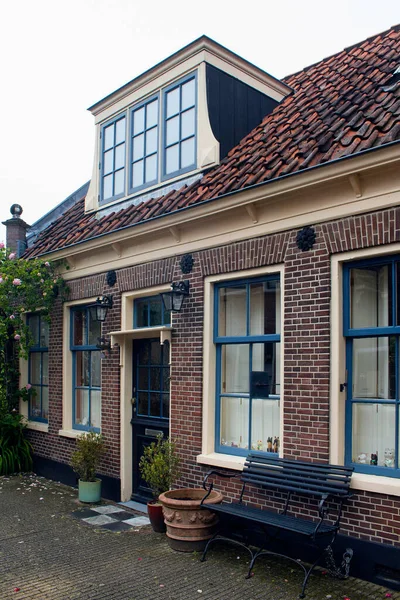 エドムの歴史的 伝統的 典型的な家の眺め オランダ北西部 北ホランド州の半硬派チーズで有名な町です — ストック写真