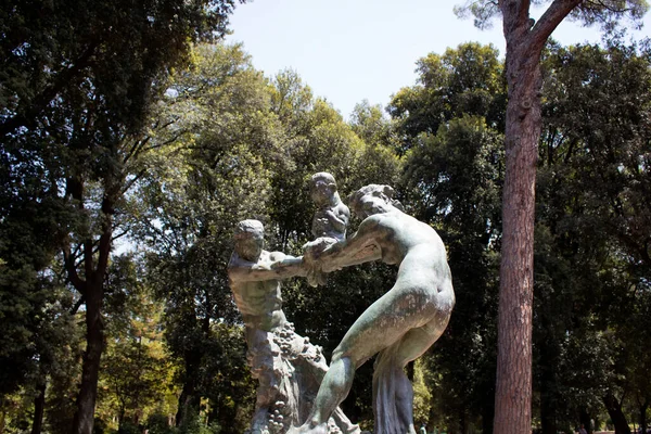 ローマのヴィラ ボルゲーゼ庭園の彫刻 — ストック写真