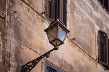 Roma 'nın Trastevere bölgesindeki tarihi yapı üzerine eski ve geleneksel sokak lambası manzarası