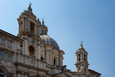 Piazza Navona 'daki Agone' daki Sant Agnese manzarası. 17. yüzyıl kilisesi freskleri, büyük ölçekli heykelleri ve Aziz Agnes 'in kafatasının bulunduğu bir türbe..