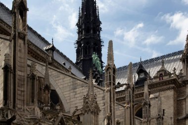 Paris 'teki Notre Dame Katedrali' nin arka manzarası. Gökdelen, 13. yüzyıl katedrali, uçan payandaları ve heykelleri var, Hugo 'nun romanı için hazırlanıyor..