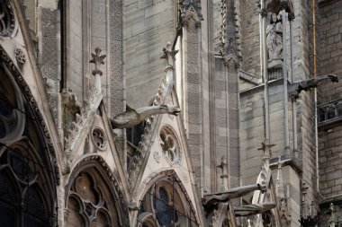 Paris 'teki Notre Dame Katedrali' nin yakın görüntüsü. Manzarada oymalar ve heykeller var. Gökdelen, 13. yüzyıl katedrali, uçan payandaları ve heykelleri var, Hugo 'nun romanı için hazırlanıyor..