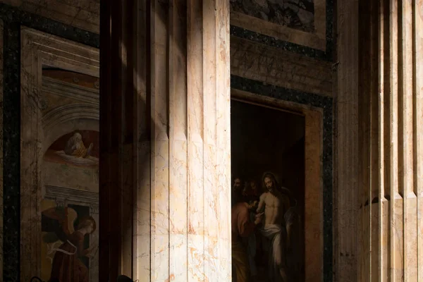 Pantheon的内部视图 可以看到一根柱子 宗教物品和绘画 来自顶部的光创造了戏剧性的气氛 — 图库照片