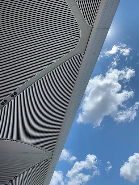 Vista Inferior Del Techo Arquitectónico Moderno Cielo Azul Nublado Fondo —  Fotos de Stock